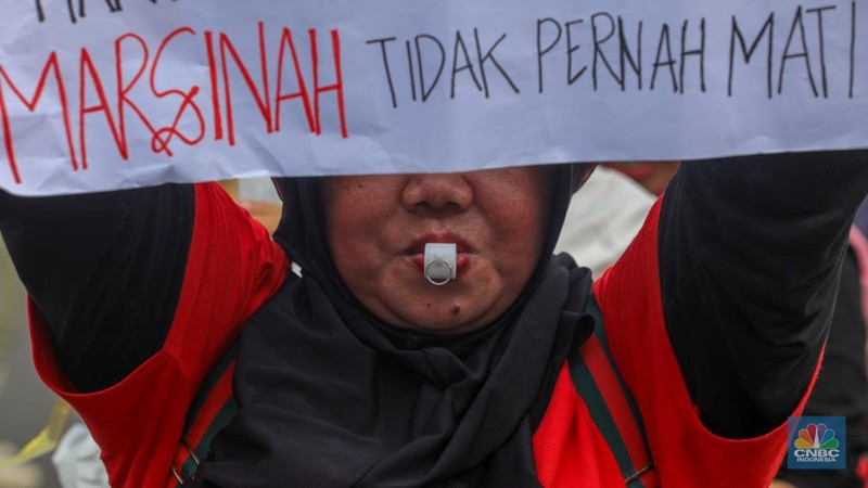 Sejumlah buruh yang tergabung dalam Serikat Pekerja Perempuan melakukan aksi unjuk rasa memperingati May Day di kawasan Patung Kuda, Monas, Jakarta, Rabu (1/5/2024). (CNBC Indonesia/Faisal Rahman)