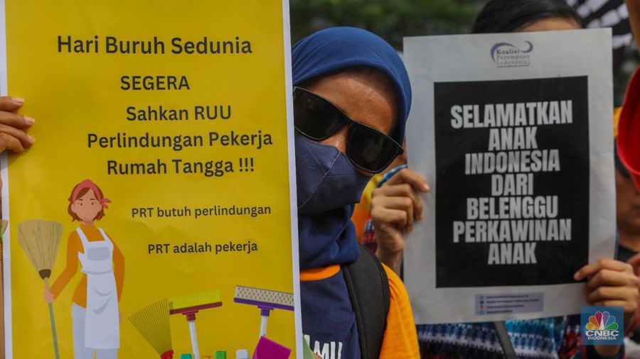 Sejumlah buruh yang tergabung dalam Serikat Pekerja Perempuan melakukan aksi unjuk rasa memperingati May Day di kawasan Patung Kuda, Monas, Jakarta, Rabu (1/5/2024). (CNBC Indonesia/Faisal Rahman)