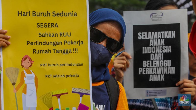 Sejumlah buruh yang tergabung dalam Serikat Pekerja Perempuan melakukan aksi unjuk rasa memperingati May Day di kawasan Patung Kuda, Monas, Jakarta, Rabu (1/5/2024). (CNBC Indonesia/Faisal Rahman)