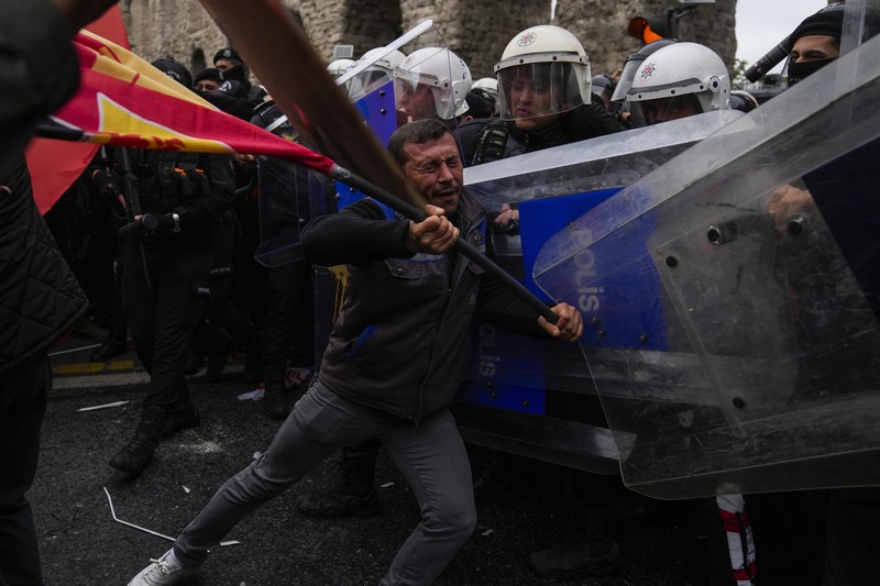 Anggota serikat pekerja bentrok dengan petugas polisi anti huru hara Turki saat mereka berbaris saat perayaan Hari Buruh di Istanbul, Turki, Rabu, 1 Mei 2024. Anggota serikat pekerja bentrok dengan petugas polisi anti huru hara Turki saat mereka berbaris saat perayaan Hari Buruh di Istanbul, Turki, Rabu, 1 Mei 2024. Polisi di Istanbul menggunakan gas air mata dan menembakkan peluru karet untuk membubarkan ribuan orang yang berusaha menerobos barikade dan mencapai alun-alun utama kota, Taksim, yang bertentangan dengan larangan pemerintah untuk merayakan Hari Buruh 1 Mei di lokasi penting tersebut. (AP Photo/Emrah Gurel)