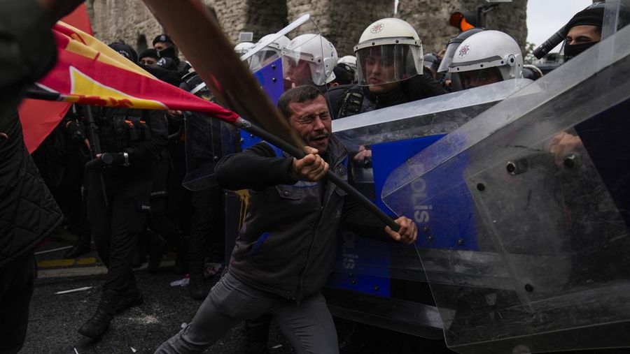 Anggota serikat pekerja bentrok dengan petugas polisi anti huru hara Turki saat mereka berbaris saat perayaan Hari Buruh di Istanbul, Turki, Rabu, 1 Mei 2024. Polisi di Istanbul menggunakan gas air mata dan menembakkan peluru karet untuk membubarkan ribuan orang yang berusaha menerobos barikade dan mencapai alun-alun utama kota, Taksim, yang bertentangan dengan larangan pemerintah untuk merayakan Hari Buruh 1 Mei di lokasi penting tersebut. (AP Photo/Emrah Gurel)