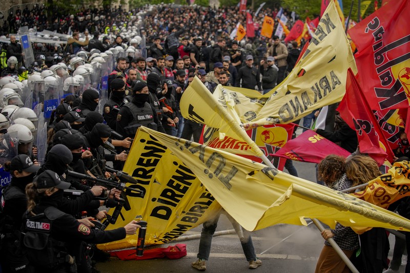 Anggota serikat pekerja bentrok dengan petugas polisi anti huru hara Turki saat mereka berbaris saat perayaan Hari Buruh di Istanbul, Turki, Rabu, 1 Mei 2024. Anggota serikat pekerja bentrok dengan petugas polisi anti huru hara Turki saat mereka berbaris saat perayaan Hari Buruh di Istanbul, Turki, Rabu, 1 Mei 2024. Polisi di Istanbul menggunakan gas air mata dan menembakkan peluru karet untuk membubarkan ribuan orang yang berusaha menerobos barikade dan mencapai alun-alun utama kota, Taksim, yang bertentangan dengan larangan pemerintah untuk merayakan Hari Buruh 1 Mei di lokasi penting tersebut. (AP Photo/Emrah Gurel)