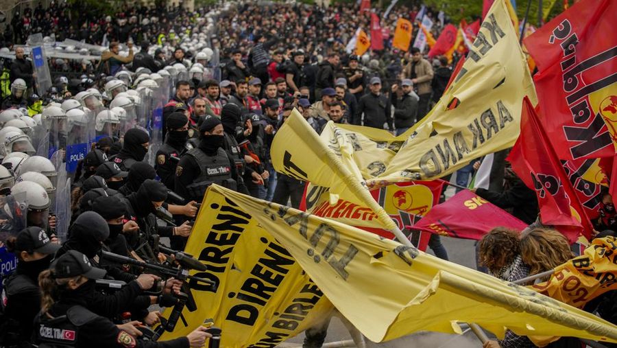 Anggota serikat pekerja bentrok dengan petugas polisi anti huru hara Turki saat mereka berbaris saat perayaan Hari Buruh di Istanbul, Turki, Rabu, 1 Mei 2024. Polisi di Istanbul menggunakan gas air mata dan menembakkan peluru karet untuk membubarkan ribuan orang yang berusaha menerobos barikade dan mencapai alun-alun utama kota, Taksim, yang bertentangan dengan larangan pemerintah untuk merayakan Hari Buruh 1 Mei di lokasi penting tersebut. (AP Photo/Emrah Gurel)