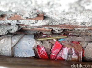 Heboh Ruang Terbuka Hijau di Jakbar Dinodai Kondom Bekas Berserakan