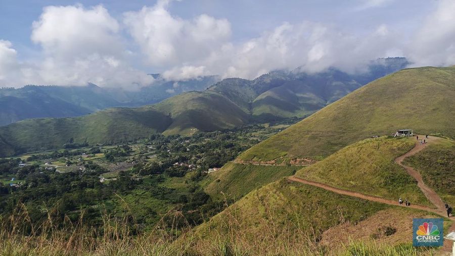 Bukit Holbung, di Desa Holbung, Kabupaten Samosir, Sumatera Utara menjadi tujuan wisata dan tempat pengambilan foto prewedding. (CNBC Indonesia/Rosseno Aji Nugroho)