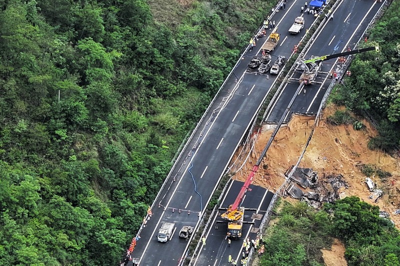 Foto Kolase Kemiripan Jalan Tol China yang ambruk dan Tol Bogor-Ciawi-Sukabumi (Bocimi) yang longsor. Foto Kolase Kemiripan Jalan Tol China yang ambruk dan Tol Bogor-Ciawi-Sukabumi (Bocimi) yang longsor. (Dok. AP Photo dan CNBC Indonesia/Muhammad Sabki)