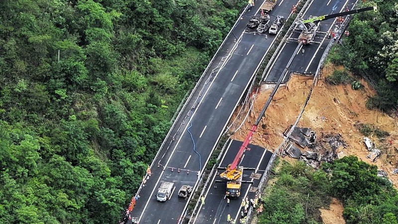 Foto Kolase Kemiripan Jalan Tol China yang ambruk dan Tol Bogor-Ciawi-Sukabumi (Bocimi) yang longsor. (Dok. AP Photo dan CNBC Indonesia/Muhammad Sabki)