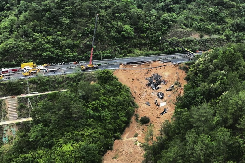 Dalam foto yang dirilis Kantor Berita Xinhua ini, foto udara menunjukkan tim penyelamat bekerja di lokasi bagian jalan yang runtuh di Jalan Tol Meizhou-Dabu di Meizhou, Provinsi Guangdong, China selatan, Rabu, 1 Mei 2024. Dalam foto yang dirilis Kantor Berita Xinhua ini, foto udara menunjukkan tim penyelamat bekerja di lokasi bagian jalan yang runtuh di Jalan Tol Meizhou-Dabu di Meizhou, Provinsi Guangdong, China selatan, Rabu, 1 Mei 2024. Salah satu bagian jalan raya runtuh Rabu pagi di China selatan, menyebabkan mobil-mobil terguling dan menyebabkan lebih dari selusin orang tewas, menurut media pemerintah. (Xinhua News Agency via AP)