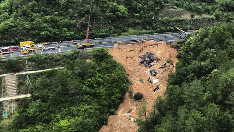 Dalam foto yang dirilis Kantor Berita Xinhua ini, foto udara menunjukkan tim penyelamat bekerja di lokasi bagian jalan yang runtuh di Jalan Tol Meizhou-Dabu di Meizhou, Provinsi Guangdong, China selatan, Rabu, 1 Mei 2024. Salah satu bagian jalan raya runtuh Rabu pagi di China selatan, menyebabkan mobil-mobil terguling dan menyebabkan lebih dari selusin orang tewas, menurut media pemerintah. (Xinhua News Agency via AP)