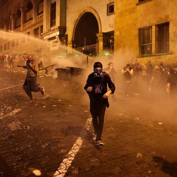 Potret Demonstrasi Berubah Jadi 'Medan Perang' di Georgia