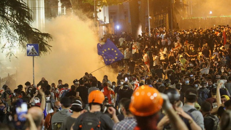 Demonstran mengadakan unjuk rasa untuk memprotes RUU tentang 