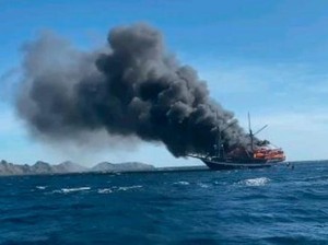 Kapal Pinisi Terbakar di Perairan Labuan Bajo, 1 Orang Luka Bakar