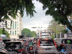 Kemacetan Panjang Terjadi di Kawasan Nobar Kantor Wali Kota Medan Hari Ini