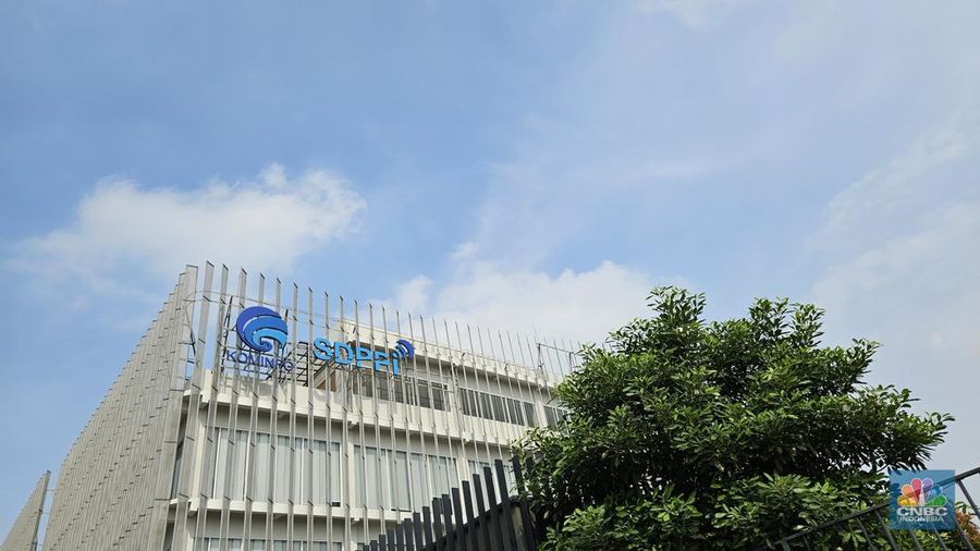 Menteri Komunikasi dan Informatika (Kominfo) Budi Arie Setiadi melakukan pengecekan persiapan peresmian Indonesia Digital Test House (IDTH) Balai Besar Pengujian Perangkat Telekomunikasi (BBPPT). (CNBC Indonesia/Intan Rakhmayanti Dewi)