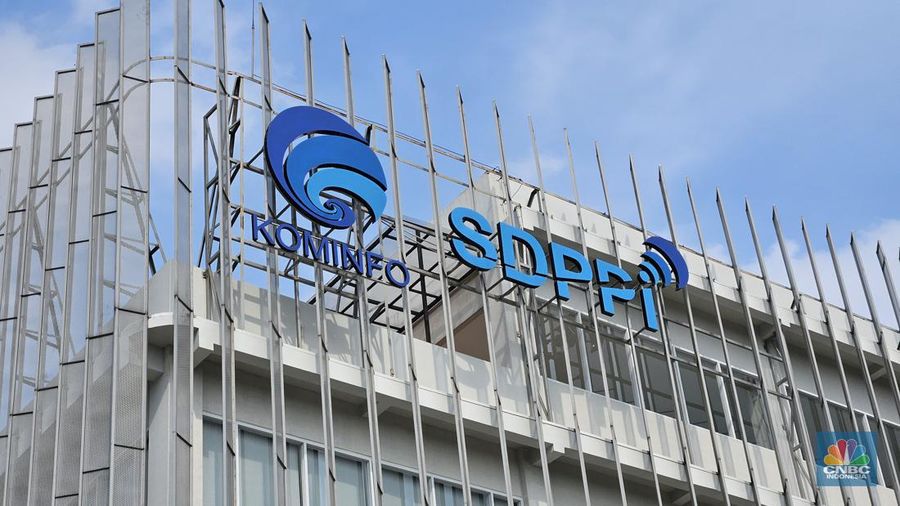 Menteri Komunikasi dan Informatika (Kominfo) Budi Arie Setiadi melakukan pengecekan persiapan peresmian Indonesia Digital Test House (IDTH) Balai Besar Pengujian Perangkat Telekomunikasi (BBPPT). (CNBC Indonesia/Intan Rakhmayanti Dewi)