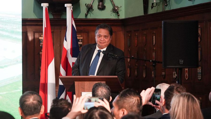 Menteri Koordinator Bidang Perekonomian, Airlangga Hartarto meyakinkan perusahaan UK atas kepastian berusaha di Indonesia melalui business forum London pada Rabu (1/5/2024). (Dok. Biro Klip Kemenko Perekonomian)