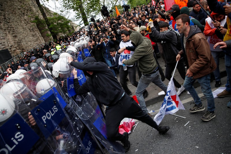 Anggota serikat pekerja bentrok dengan petugas polisi anti huru hara Turki saat mereka berbaris saat perayaan Hari Buruh di Istanbul, Turki, Rabu, 1 Mei 2024. Anggota serikat pekerja bentrok dengan petugas polisi anti huru hara Turki saat mereka berbaris saat perayaan Hari Buruh di Istanbul, Turki, Rabu, 1 Mei 2024. Polisi di Istanbul menggunakan gas air mata dan menembakkan peluru karet untuk membubarkan ribuan orang yang berusaha menerobos barikade dan mencapai alun-alun utama kota, Taksim, yang bertentangan dengan larangan pemerintah untuk merayakan Hari Buruh 1 Mei di lokasi penting tersebut. (AP Photo/Emrah Gurel)