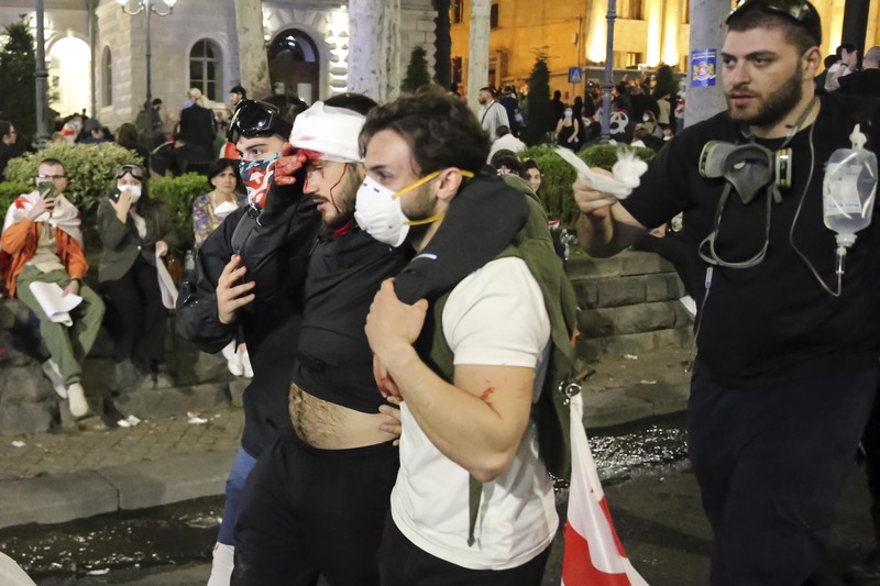 Demonstran mengadakan unjuk rasa untuk memprotes RUU tentang 