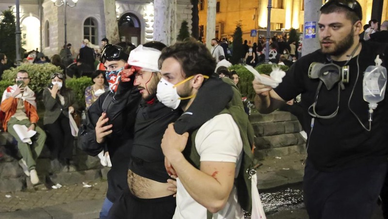 Demonstran mengadakan unjuk rasa untuk memprotes RUU tentang 