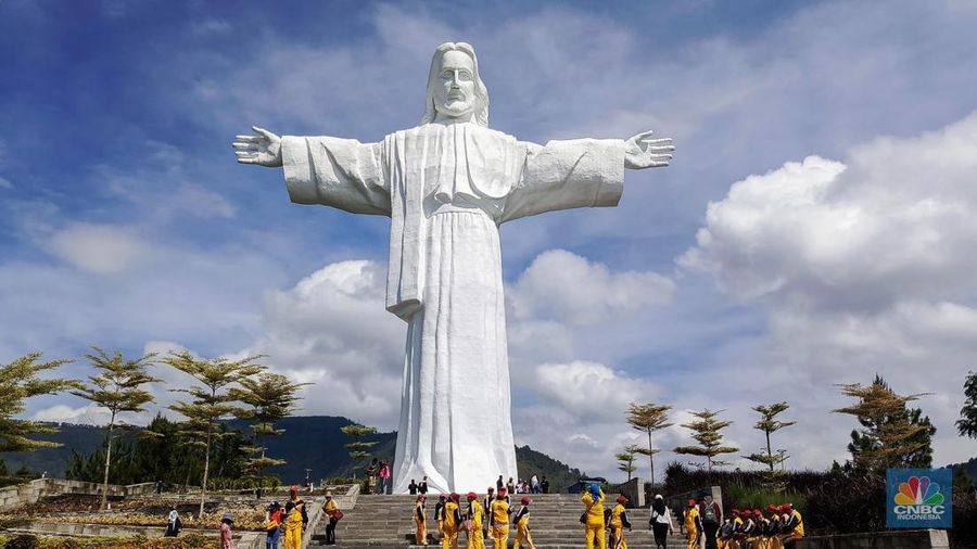 Patung Yesus raksasa di Bukit Sibea-bea, Pulau Samosir, Sumatera Utara. Lokasi yang dibuka untuk umum pada 2023 ini menjadi tujuan wisata relijius dan tempat untuk melihat pemandangan Danau Toba. (²©²ÊÍøÕ¾/Rosseno Aji Nugroho)