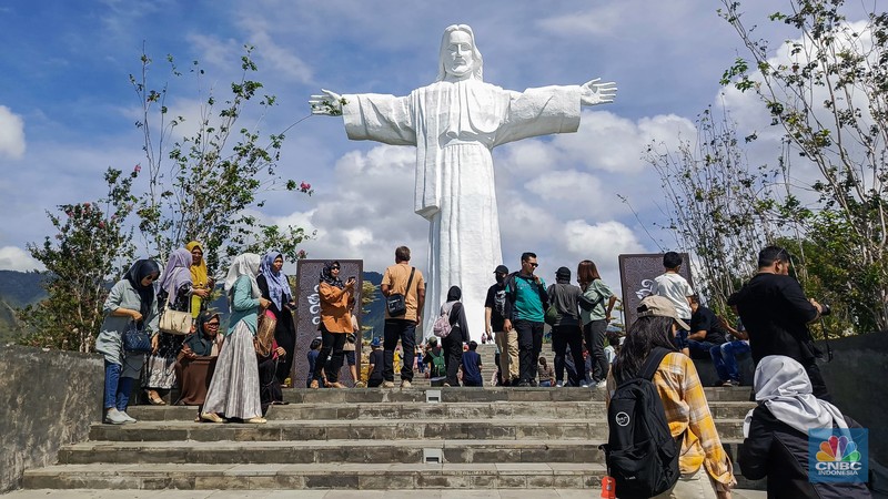 Patung Yesus raksasa di Bukit Sibea-bea, Pulau Samosir, Sumatera Utara. Lokasi yang dibuka untuk umum pada 2023 ini menjadi tujuan wisata relijius dan tempat untuk melihat pemandangan Danau Toba. (CNBC Indonesia/Rosseno Aji Nugroho)