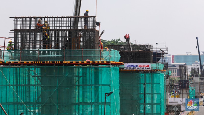 Pekerja beraktivitas di proyek LRT Jakarta Fase 1B di Jalan Pemuda, Rawamangun, Jakarta, Kamis (2/5/2024). Progres pembangunan LRT Jakarta Fase 1B yang membentang dari Velodrome-Manggarai yang menelan anggaran sebesar Rp 5,5 triliun telah mencapai 10,42 persen dan ditargetkan rampung pada tahun 2026 mendatang. (CNBC Indonesia/Faisal Rahman) Pekerja beraktivitas di proyek LRT Jakarta Fase 1B di Jalan Pemuda, Rawamangun, Jakarta, Kamis (2/5/2024). Progres pembangunan LRT Jakarta Fase 1B yang membentang dari Velodrome-Manggarai yang menelan anggaran sebesar Rp 5,5 triliun telah mencapai 10,42 persen dan ditargetkan rampung pada tahun 2026 mendatang. (CNBC Indonesia/Faisal Rahman)