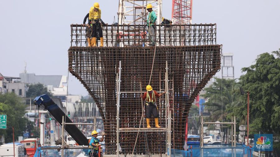 Pekerja beraktivitas di proyek LRT Jakarta Fase 1B di Jalan Pemuda, Rawamangun, Jakarta, Kamis (2/5/2024).   Progres pembangunan LRT Jakarta Fase 1B yang membentang dari Velodrome-Manggarai yang menelan anggaran sebesar Rp 5,5 triliun telah mencapai 10,42 persen dan ditargetkan rampung pada tahun 2026 mendatang. (CNBC Indonesia/Faisal Rahman)