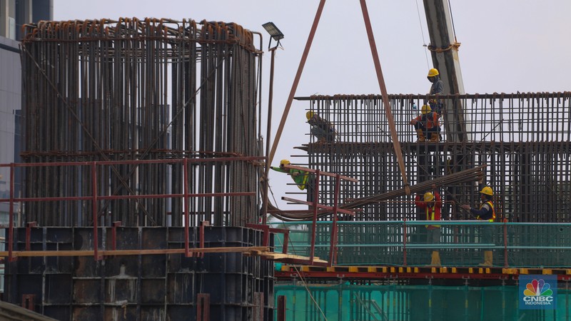 Pekerja beraktivitas di proyek LRT Jakarta Fase 1B di Jalan Pemuda, Rawamangun, Jakarta, Kamis (2/5/2024). Progres pembangunan LRT Jakarta Fase 1B yang membentang dari Velodrome-Manggarai yang menelan anggaran sebesar Rp 5,5 triliun telah mencapai 10,42 persen dan ditargetkan rampung pada tahun 2026 mendatang. (CNBC Indonesia/Faisal Rahman) Pekerja beraktivitas di proyek LRT Jakarta Fase 1B di Jalan Pemuda, Rawamangun, Jakarta, Kamis (2/5/2024). Progres pembangunan LRT Jakarta Fase 1B yang membentang dari Velodrome-Manggarai yang menelan anggaran sebesar Rp 5,5 triliun telah mencapai 10,42 persen dan ditargetkan rampung pada tahun 2026 mendatang. (CNBC Indonesia/Faisal Rahman)