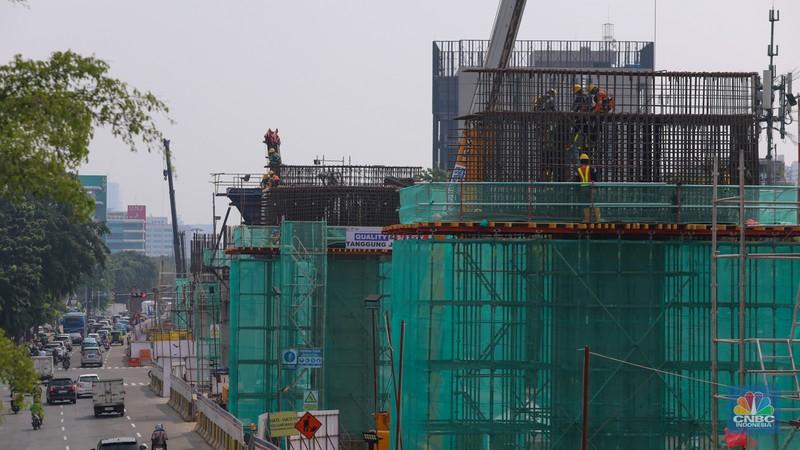 Pekerja beraktivitas di proyek LRT Jakarta Fase 1B di Jalan Pemuda, Rawamangun, Jakarta, Kamis (2/5/2024). Progres pembangunan LRT Jakarta Fase 1B yang membentang dari Velodrome-Manggarai yang menelan anggaran sebesar Rp 5,5 triliun telah mencapai 10,42 persen dan ditargetkan rampung pada tahun 2026 mendatang. (CNBC Indonesia/Faisal Rahman) Pekerja beraktivitas di proyek LRT Jakarta Fase 1B di Jalan Pemuda, Rawamangun, Jakarta, Kamis (2/5/2024). Progres pembangunan LRT Jakarta Fase 1B yang membentang dari Velodrome-Manggarai yang menelan anggaran sebesar Rp 5,5 triliun telah mencapai 10,42 persen dan ditargetkan rampung pada tahun 2026 mendatang. (CNBC Indonesia/Faisal Rahman)