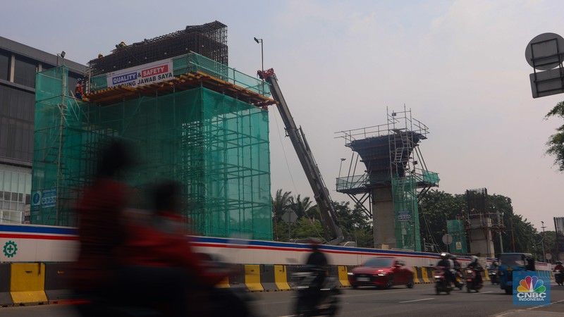 Pekerja beraktivitas di proyek LRT Jakarta Fase 1B di Jalan Pemuda, Rawamangun, Jakarta, Kamis (2/5/2024). Progres pembangunan LRT Jakarta Fase 1B yang membentang dari Velodrome-Manggarai yang menelan anggaran sebesar Rp 5,5 triliun telah mencapai 10,42 persen dan ditargetkan rampung pada tahun 2026 mendatang. (CNBC Indonesia/Faisal Rahman) Pekerja beraktivitas di proyek LRT Jakarta Fase 1B di Jalan Pemuda, Rawamangun, Jakarta, Kamis (2/5/2024). Progres pembangunan LRT Jakarta Fase 1B yang membentang dari Velodrome-Manggarai yang menelan anggaran sebesar Rp 5,5 triliun telah mencapai 10,42 persen dan ditargetkan rampung pada tahun 2026 mendatang. (CNBC Indonesia/Faisal Rahman)