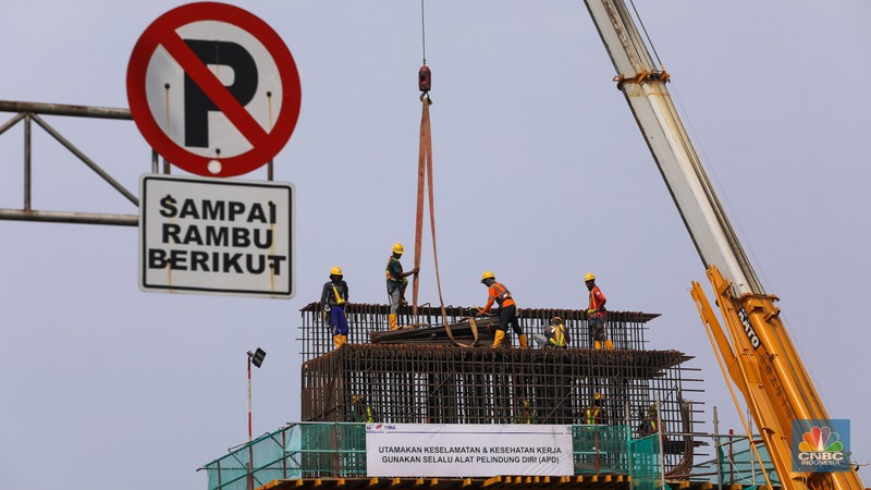Pekerja beraktivitas di proyek LRT Jakarta Fase 1B di Jalan Pemuda, Rawamangun, Jakarta, Kamis (2/5/2024). Progres pembangunan LRT Jakarta Fase 1B yang membentang dari Velodrome-Manggarai yang menelan anggaran sebesar Rp 5,5 triliun telah mencapai 10,42 persen dan ditargetkan rampung pada tahun 2026 mendatang. (CNBC Indonesia/Faisal Rahman) Pekerja beraktivitas di proyek LRT Jakarta Fase 1B di Jalan Pemuda, Rawamangun, Jakarta, Kamis (2/5/2024). Progres pembangunan LRT Jakarta Fase 1B yang membentang dari Velodrome-Manggarai yang menelan anggaran sebesar Rp 5,5 triliun telah mencapai 10,42 persen dan ditargetkan rampung pada tahun 2026 mendatang. (CNBC Indonesia/Faisal Rahman)