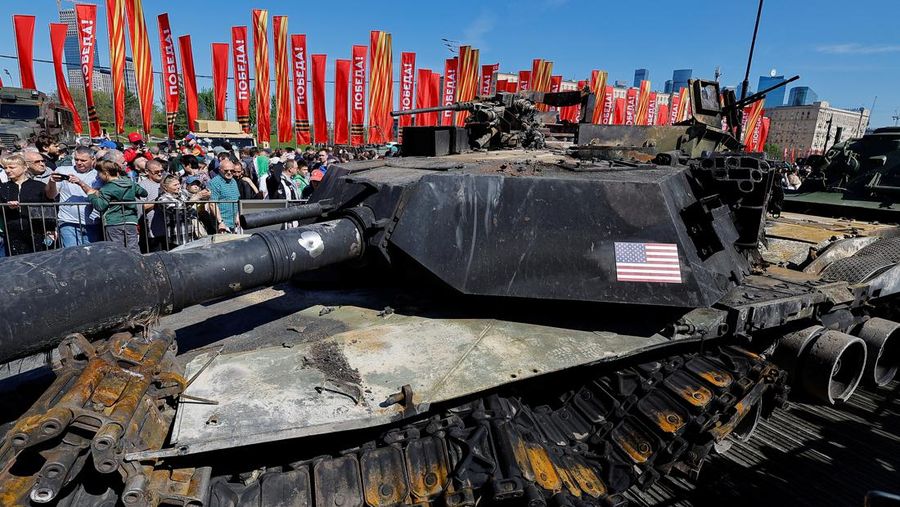 Pengunjung berdiri di belakang penghalang sambil melihat tank tempur utama Abrams buatan AS yang hancur di sebuah pameran yang memamerkan kendaraan lapis baja dan peralatan yang dirampas oleh tentara Rusia dari pasukan Ukraina selama konflik Rusia-Ukraina, di museum terbuka Victory Park di Poklonnaya Gora di Moskow, Rusia, 1 Mei 2024. (REUTERS/Evgenia Novozhenina)