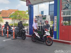 Peringati Hardiknas, Petugas SPBU di Sukoharjo Pakai Seragam SD