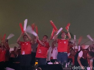 Pakai Jersey Timnas, Heru Budi Nobar Indonesia vs Irak di Monas
