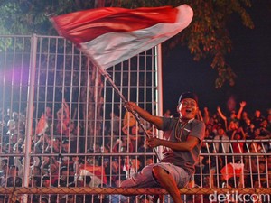 Flare dan Kibaran Merah Putih Warnai Nobar di Stadion Gelora 10 November