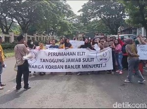 Emak-emak di Bandar Lampung Geruduk Perumahan Elit Diduga Pemicu Banjir