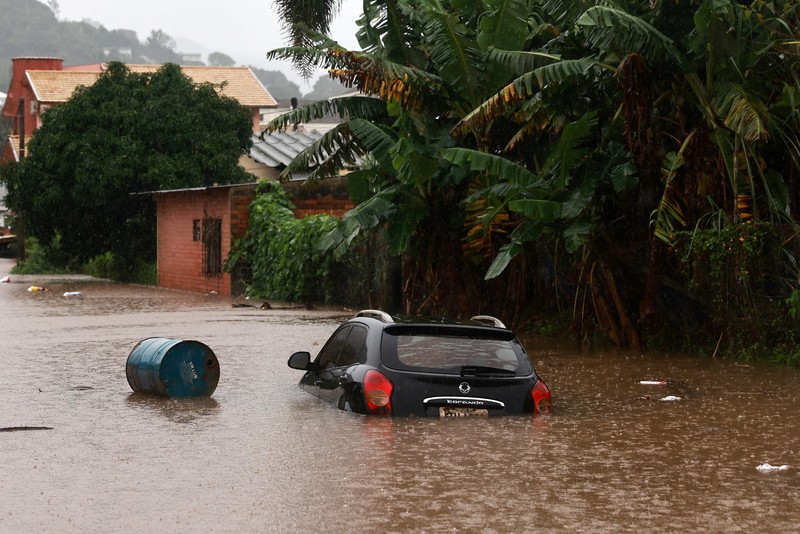 Orang-orang menyelamatkan barang-barang mereka di daerah banjir di sebelah Sungai Taquari saat hujan lebat di kota Encantado di Rio Grande do Sul, Brasil, 1 Mei 2024. Orang-orang menyelamatkan barang-barang mereka di daerah banjir di sebelah Sungai Taquari saat hujan lebat di kota Encantado di Rio Grande do Sul, Brasil, 1 Mei 2024. (REUTERS/Diego Vara)