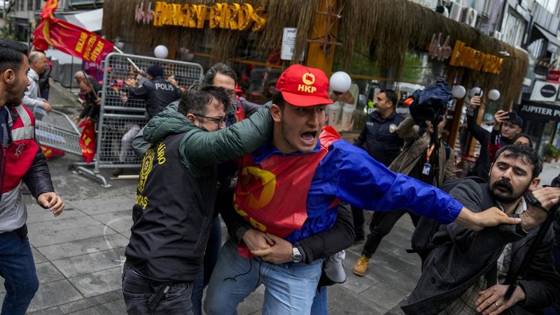 Anggota serikat pekerja bentrok dengan petugas polisi anti huru hara Turki saat mereka berbaris saat perayaan Hari Buruh di Istanbul, Turki, Rabu, 1 Mei 2024. Polisi di Istanbul menggunakan gas air mata dan menembakkan peluru karet untuk membubarkan ribuan orang yang berusaha menerobos barikade dan mencapai alun-alun utama kota, Taksim, yang bertentangan dengan larangan pemerintah untuk merayakan Hari Buruh 1 Mei di lokasi penting tersebut. (AP Photo/Emrah Gurel)