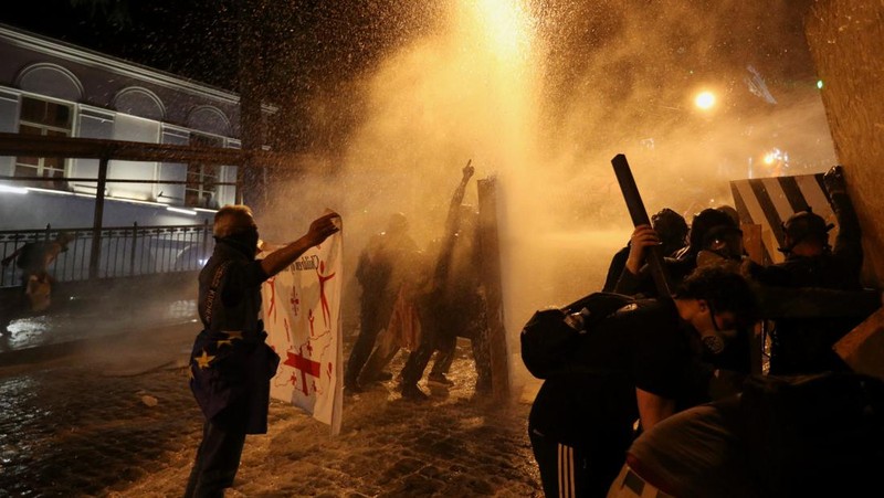Demonstran mengadakan unjuk rasa untuk memprotes RUU tentang 