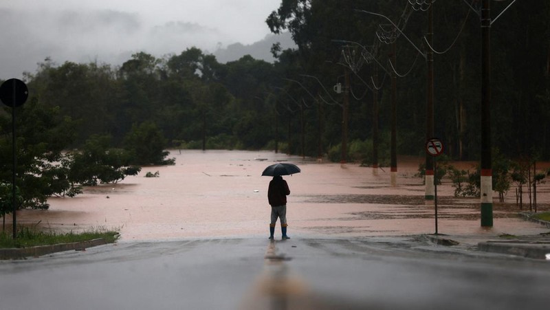 Orang-orang menyelamatkan barang-barang mereka di daerah banjir di sebelah Sungai Taquari saat hujan lebat di kota Encantado di Rio Grande do Sul, Brasil, 1 Mei 2024. (REUTERS/Diego Vara)