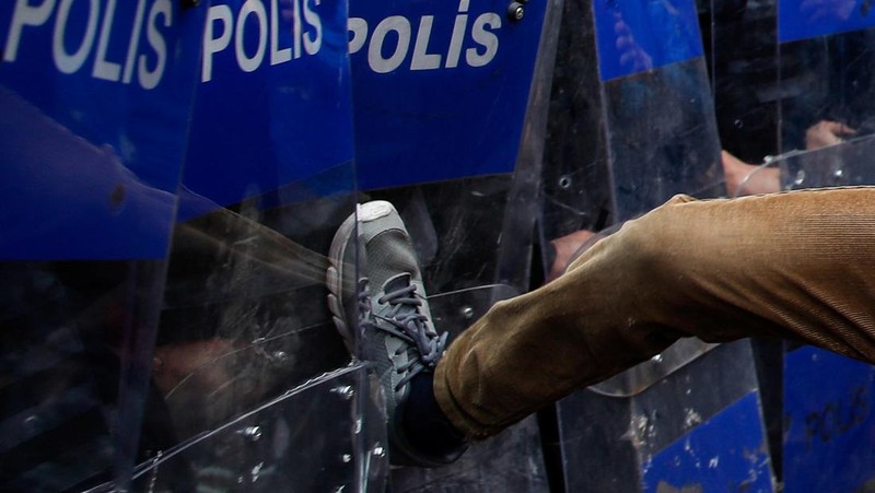 Anggota serikat pekerja bentrok dengan petugas polisi anti huru hara Turki saat mereka berbaris saat perayaan Hari Buruh di Istanbul, Turki, Rabu, 1 Mei 2024. Polisi di Istanbul menggunakan gas air mata dan menembakkan peluru karet untuk membubarkan ribuan orang yang berusaha menerobos barikade dan mencapai alun-alun utama kota, Taksim, yang bertentangan dengan larangan pemerintah untuk merayakan Hari Buruh 1 Mei di lokasi penting tersebut. (AP Photo/Emrah Gurel)