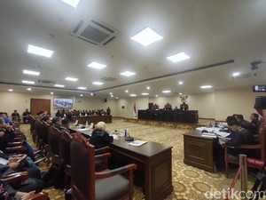 Canda Hakim MK Saat Pemohon Gugatan Pileg Absen: Kita Nyanyi Gugur Bunga