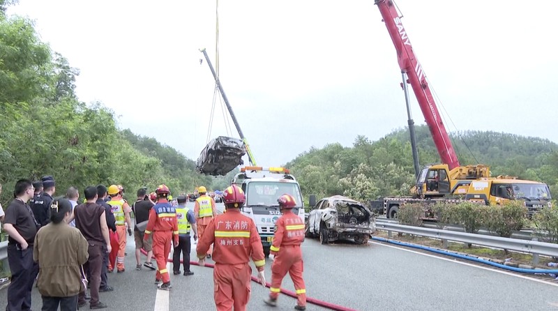 Foto Kolase Kemiripan Jalan Tol China yang ambruk dan Tol Bogor-Ciawi-Sukabumi (Bocimi) yang longsor. (Dok. AP Photo dan CNBC Indonesia/Muhammad Sabki)