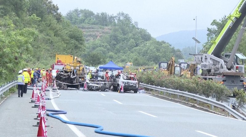 Dalam foto yang dirilis Kantor Berita Xinhua ini, foto udara menunjukkan tim penyelamat bekerja di lokasi bagian jalan yang runtuh di Jalan Tol Meizhou-Dabu di Meizhou, Provinsi Guangdong, China selatan, Rabu, 1 Mei 2024. Salah satu bagian jalan raya runtuh Rabu pagi di China selatan, menyebabkan mobil-mobil terguling dan menyebabkan lebih dari selusin orang tewas, menurut media pemerintah. (Xinhua News Agency via AP)