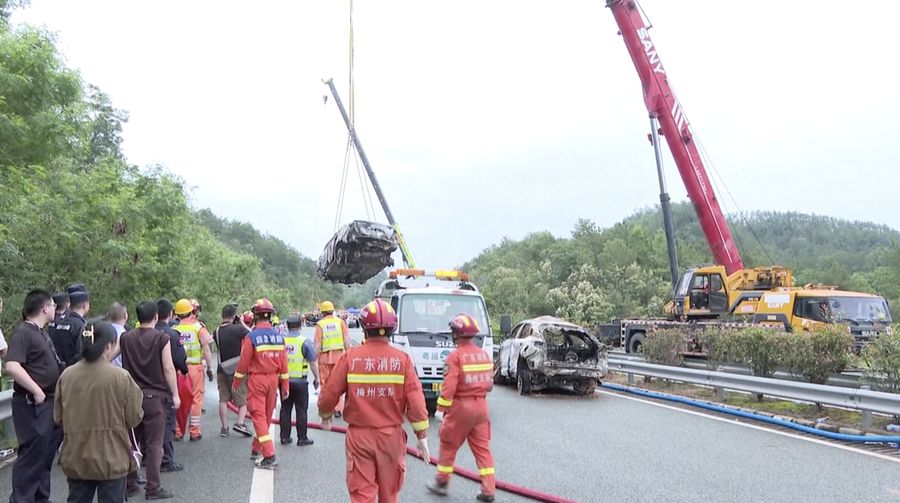 Foto Kolase Kemiripan Jalan Tol China yang ambruk dan Tol Bogor-Ciawi-Sukabumi (Bocimi) yang longsor. (Dok. AP Photo dan CNBC Indonesia/Muhammad Sabki)