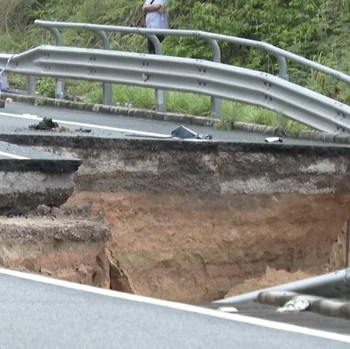 Bak Tol Bocimi, Potret Jalan 'Bolong' di China-Lubang Menganga