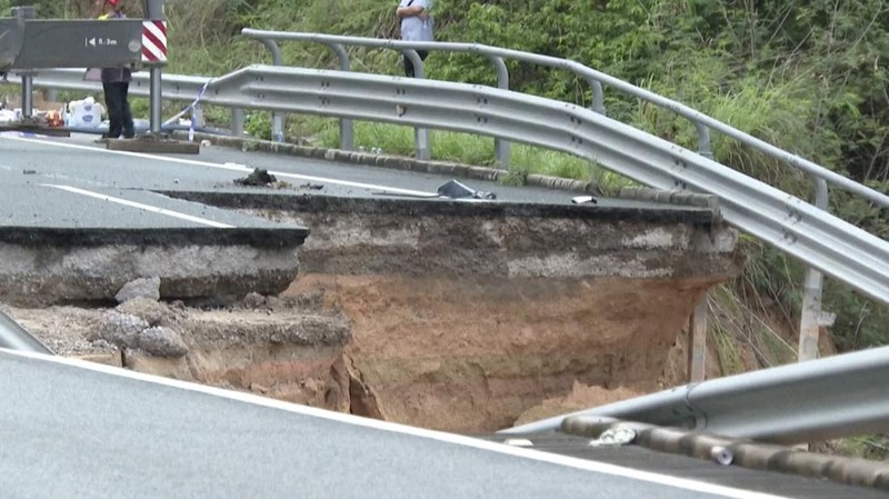 Dalam foto yang dirilis Kantor Berita Xinhua ini, foto udara menunjukkan tim penyelamat bekerja di lokasi bagian jalan yang runtuh di Jalan Tol Meizhou-Dabu di Meizhou, Provinsi Guangdong, China selatan, Rabu, 1 Mei 2024. Salah satu bagian jalan raya runtuh Rabu pagi di China selatan, menyebabkan mobil-mobil terguling dan menyebabkan lebih dari selusin orang tewas, menurut media pemerintah. (Xinhua News Agency via AP)