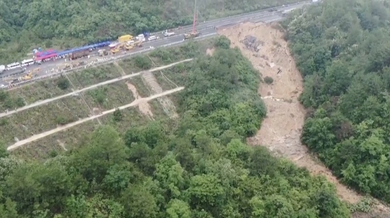 Foto Kolase Kemiripan Jalan Tol China yang ambruk dan Tol Bogor-Ciawi-Sukabumi (Bocimi) yang longsor. Foto Kolase Kemiripan Jalan Tol China yang ambruk dan Tol Bogor-Ciawi-Sukabumi (Bocimi) yang longsor. (Dok. AP Photo dan CNBC Indonesia/Muhammad Sabki)