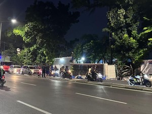 Truk Terguling di Jalan Raya Bogor Arah Cijantung, Lalin Tersendat