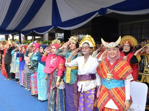 38 Ide Baju Adat Upacara Hardiknas 2025, Aturan, dan Tips Memilihnya